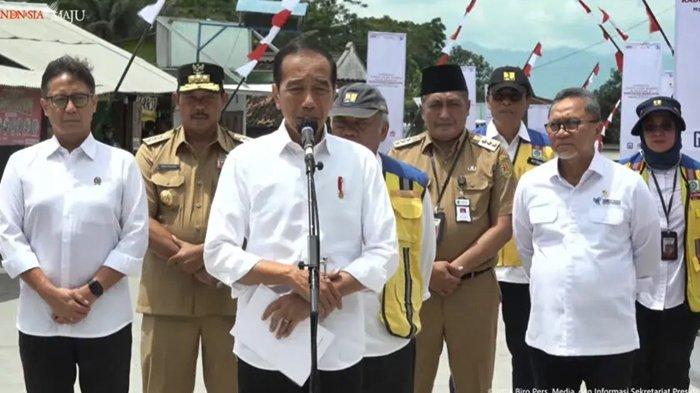 Presiden Jokowi menyebut dana pembangunan Rp 1,36 triliun untuk memperbaiki dan membangun 40 ruas jalan yang ada di Jawa Tengah. Potret Jokowi Presiden waktu meresmikan Inpres Jalan Muntilan-Keningar, Sukomakmur dan Petung-Pakis di Kabupaten Magelang, Jawa Tengah, Senin (22/1/2024).