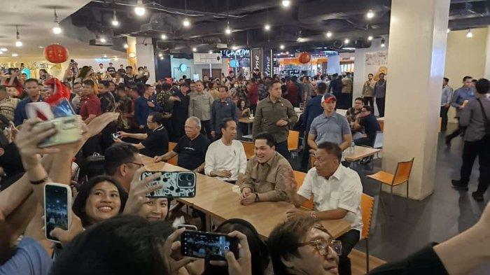 Presiden Jokowi saat menikmati makan malam di Food Court Megamall Manado, Kamis 22 Februari 2024.