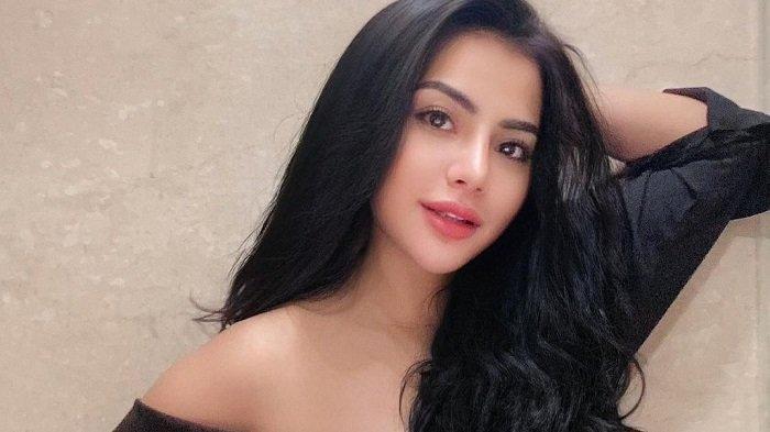 Sosok Tisya Erni, viral setelah beredar videonya cekcok dengan seorang WNA di rumah sakit.