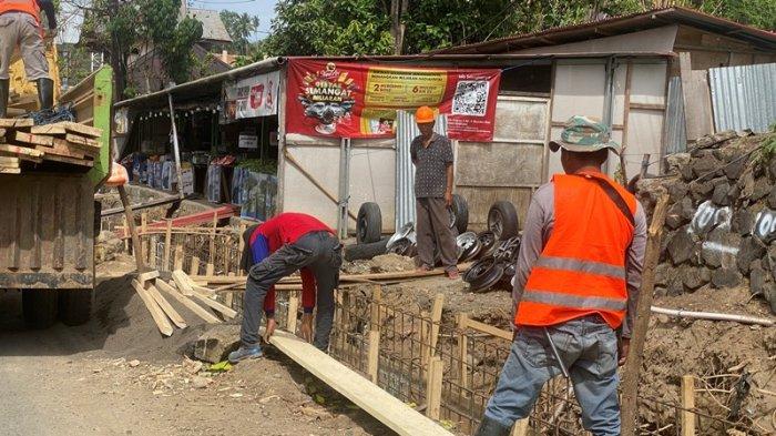 Progress Pembangunan Drainase di Jl.Yos Sudarso Manado Sulawesi Utara pada Senin (11/12/2023).