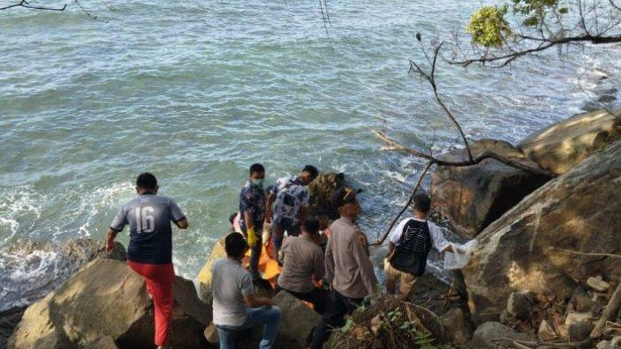 Proses evakuasi mayat yang ditemukan di Pantai Sampelang, Desa Ranowangko Kecamatan Tombariri Kabupaten Minahasa.