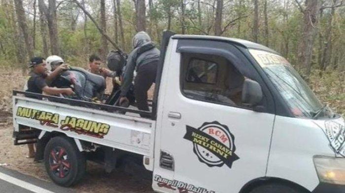 Proses evakuasi motor korban di Jalan Baluran, Kecamatan Banyuputih, Kabupaten Situbondo, Provinsi Jawa Timur pada Senin (24/7/2023).