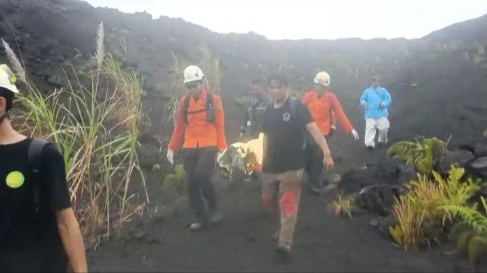 Proses evakuasi pendaki asal Manado yang tewas saat mendaki Gunung Soputan.