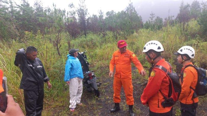 Proses evakuasi pendaki yang tewas di Gunung Soputan, Sulawesi Utara.