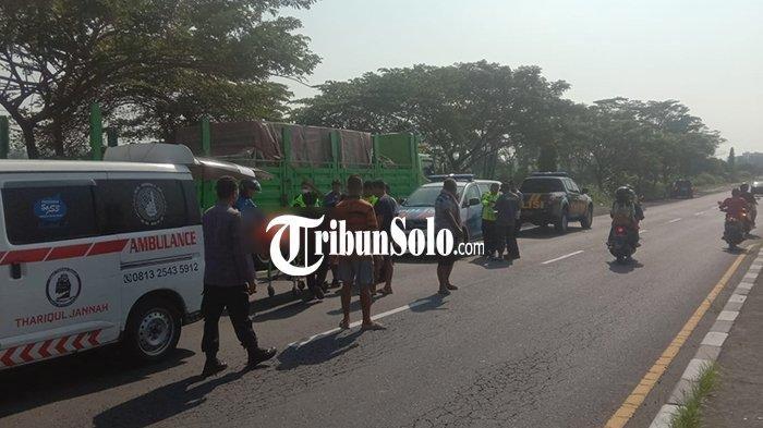 Proses evakuasi pengendara motor Honda Vario yang menabrak truk Tronton Hino di Jalan Ringroad Sroyo-Mojosongo tepatnya di depan SPBU Rosalia, Dusun Pulosari, RT 01, RW 02, Desa Sroyo, Kecamatan Jaten, Kabupaten Karanganyar, Senin (17/6/2024).