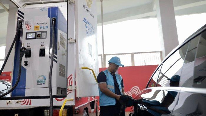 Proses pengisian daya mobil listrik operasional HUT Ke-79 di SPKLU Stadion Batakan.