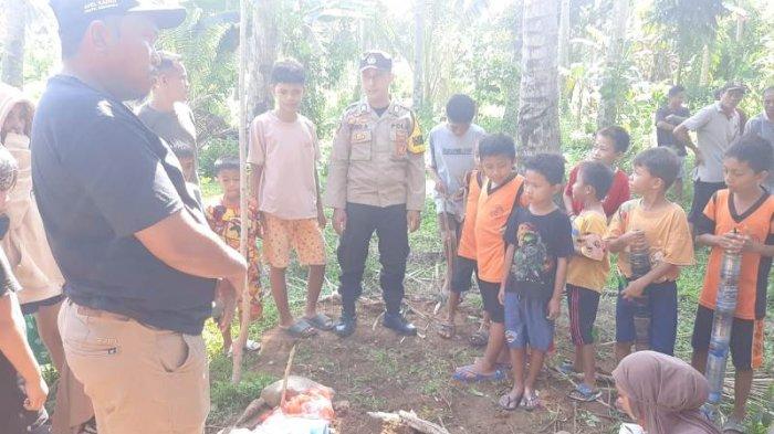 Prosesi pemakaman kerangka manusia yang ditemukan di Pantai Boltim, Sulawesi Utara