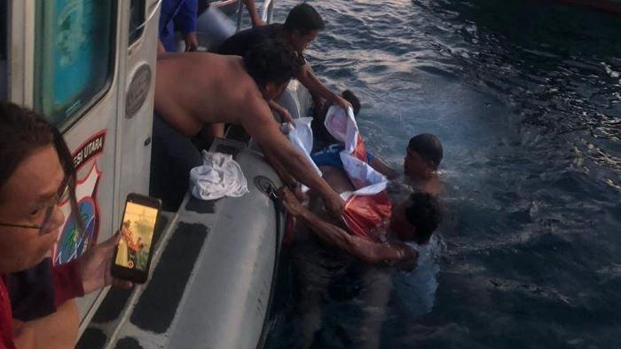 Ditpolairud Polda Sulut, saat melakukan evakuasi nelayan asal Pulau Lembeh yang tenggelam di perairan Selat Lembeh depan Batu Angus Bitung dalam keadaan meninggal, Senin (16/12/20234).