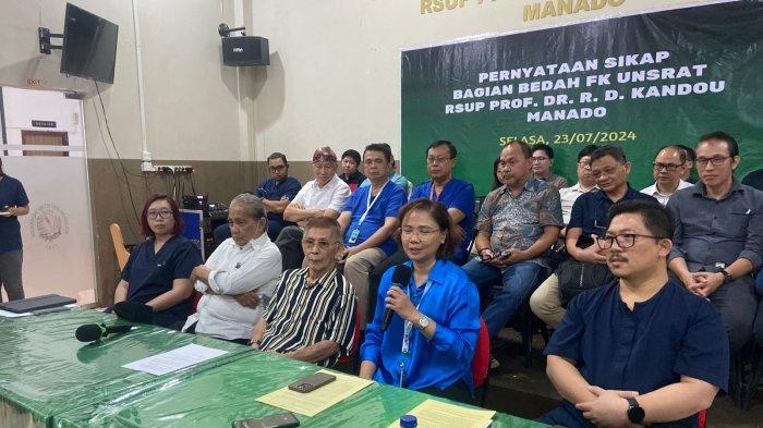 Puluhan Dokter Bagian Bedah Fakultas Kedokteran Universitas Sam Ratulangi Manado, Sulawesi Utara berkumpul memberikan pernyataan sikap, Selasa (23/7/2024)