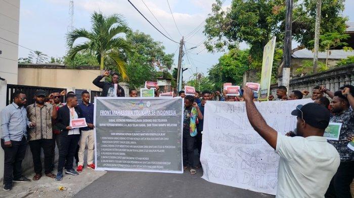 Puluhan mahasiswa Tolikara, Provinsi Papua, menggelar demonstrasi di Manado, Sulawesi Utara, Senin 30 Oktober 2023.