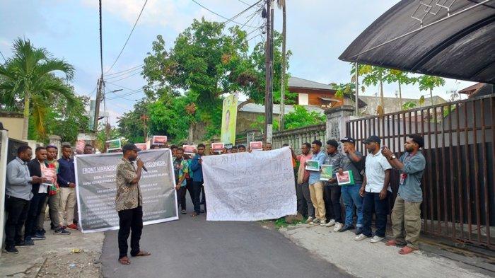 Puluhan mahasiswa Tolikara, Provinsi Papua, menggelar demonstrasi di Manado, Sulawesi Utara, Senin 30 Oktober 2023.
