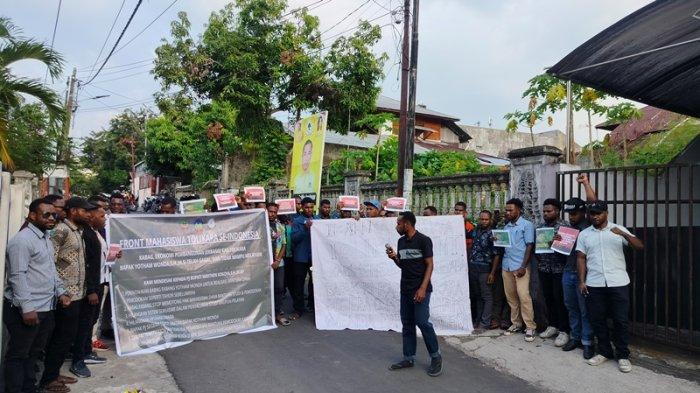 Puluhan mahasiswa Tolikara, Provinsi Papua, menggelar demonstrasi di Manado, Sulawesi Utara, Senin 30 Oktober 2023.
