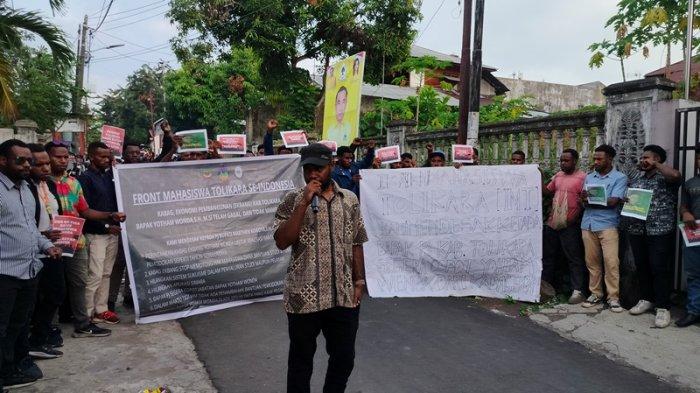 Puluhan mahasiswa Tolikara, Provinsi Papua, menggelar demonstrasi di Manado, Sulawesi Utara, Senin 30 Oktober 2023.