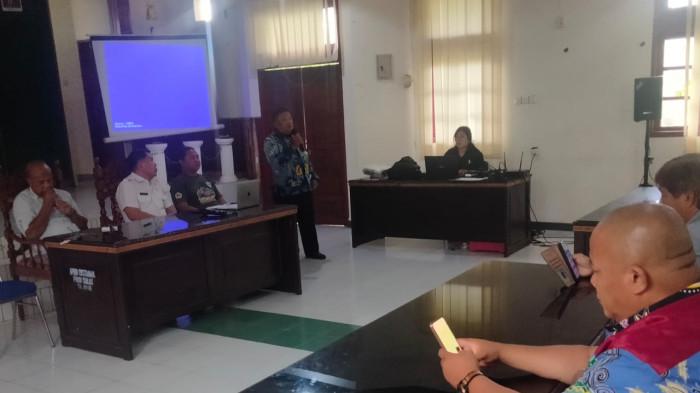 RAPAT - Ketua Panitia Rembug Paripurna KTNA Provinsi Sulut, Arly Dondokambey