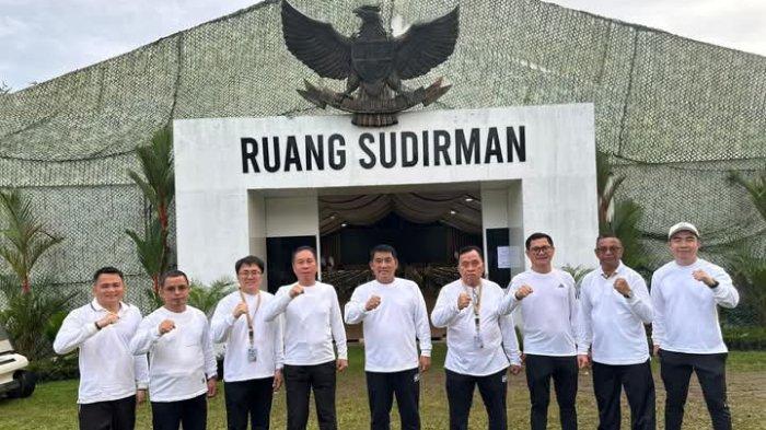 RETRET KEPALA DAERAH - Para kepala daerah asal Sulawesi Utara foto bersama usai senam pagi di Akmil Magelang, Jawa Tengah, Senin (24/2/2025). Ada Gubernur Sulut Yulius Selvanus Komaling dan sejumlah kader PDIP seperti Wali Kota Manado Andrei Angouw, Bupati Minut Joune Ganda, Bupati Minahasa Robby Dondokambey, Bupati Mitra Ronald Kandoli, Bupati Minsel Frangky Wongkar, dan Bupati Bolmut Sirajudin Lasena.
