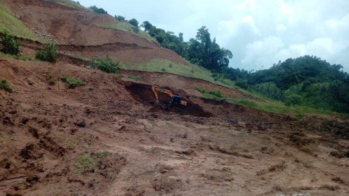 RUSAK: Suasana aktivitas peti di perkebunan Oboi desa Ponompiaan, Kabupaten Bolmong, Sulawesi Utara, diabadikan beberapa waktu yang lalu. Aktivitas tambang di area ini diduga merusak lingkungan.