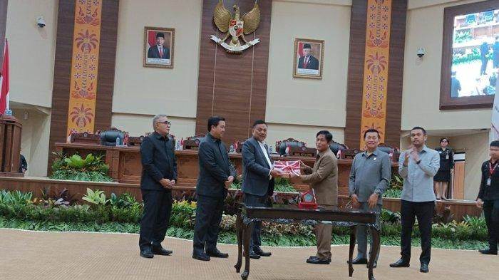 Rapat Paripurna DPRD Sulawesi Utara tentang Pengambilan Keputusan terhadap Ranperda Pertanggungjawaban Pelaksanaan APBD Provinsi Sulut Tahun Anggaran 2022 serta Penyampaian/Penjelasan terhadap KUA dan PPAS APBD Sulut Tahun 2024, Selasa (18/7/2023).