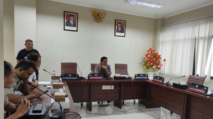 Rapat dengar pendapat Komisi III dengan warga Minut, PPK Pengadaan Tanah dan BPJN terkait ganti rugi lahan Tol Manado Bitung, Senin (8/7/2024).