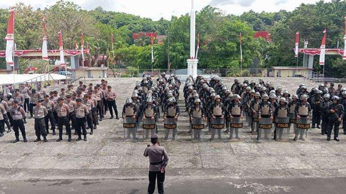 Ratusan personel polisi gelar apel persiapan pengamanan aksi massa di Kantor DPRD Sulut, Jumat (23/8/2024).