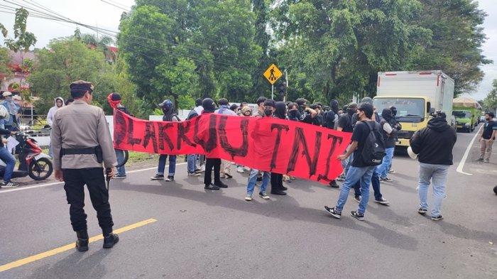 DEMO - Aliansi Sulut Bergerak Demo di Kantor DPRD Sulawesi Utara, Kamis (20/3/2025). Ratusan personel polisi Polresta Manado tampak berjaga.