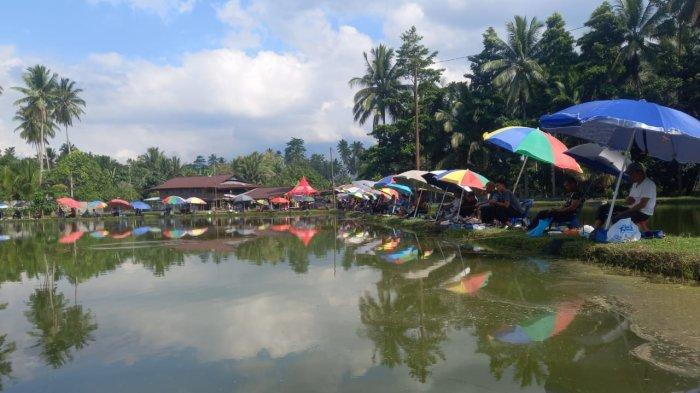Ratusan peserta memeriahkan lomba mancing yang diselenggarakan oleh Pria Kaum Bapa (P/KB) GMIM Bukit Sion Mapanget di Desa Talawaan, Kecamatan Mapanget, Minahasa Utara (Minut), Sulawesi Utara, Minggu (8/10/2023).
