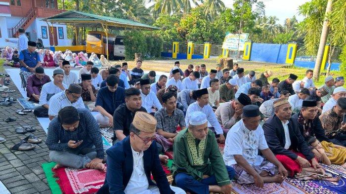 Ratusan umat muslim Muhammadiyah menggelar Salat Idul Adha di depan Universitas Muhammadiyah (Uniman) Manado, Sulawesi Utara, Rabu (28/6/2023)