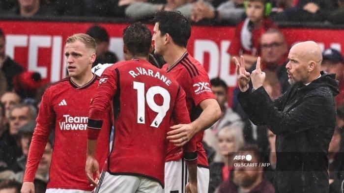 Reaksi manajer Manchester United asal Belanda, Erik ten Hag selama pertandingan sepak bola Liga Premier Inggris antara Manchester United dan Crystal Palace di Old Trafford di Manchester, barat laut Inggris, pada 30 September 2023.
