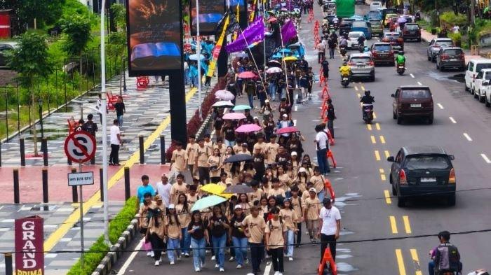SELEBRASI: Puluhan ribu Remaja Sinode GMIM mengikuti Selebrasi Paskah di Manado, Sulawesi Utara (Sulut) Sabtu (26/4/2025) mereka mulai berjalan menuju Kawasan Megamas Manado.