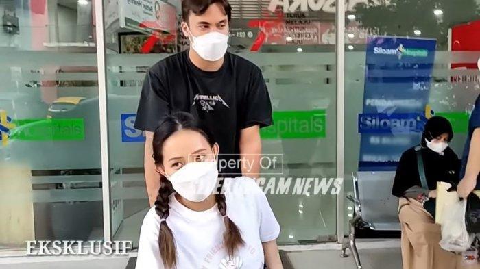 Rendy Kjaernett temani Lady Nayoan ke rumah sakit, sebagaimana diunggah dalam YouTube Seleb Oncam News, Selasa (8/8/2023).