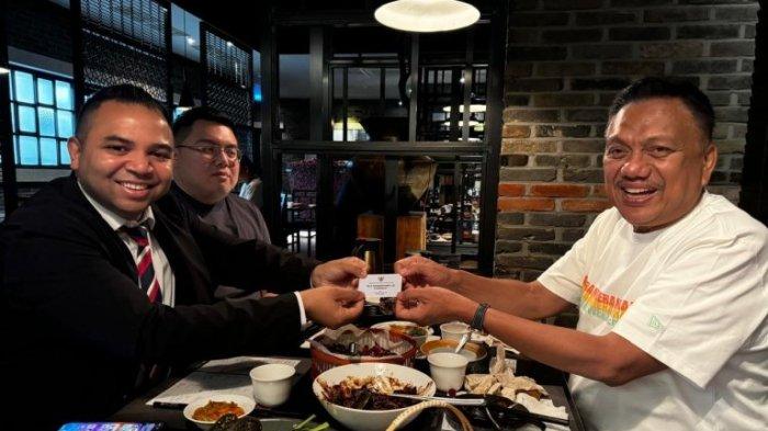 Reporter surat kabar The Korea Herald, Sanjay Kumar, berkesempatan mewawancarai Olly Dondokambey di sela-sela kunjungannya ke sejumlah gereja, Kamis (30/5/2024).