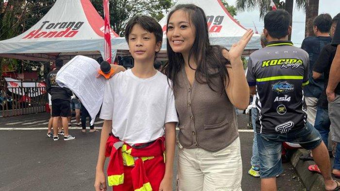 Rexking David Givloay Luntungan berhasil mencuri perhatian dalam even VIP 18Th Anniversary Auto Moto Drag Race tahun 2024 di jalan AA Maramis.