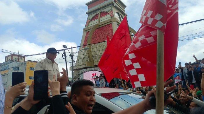 Prabowo Subianto tiba di Tomohon disambut ribuan pendukung.