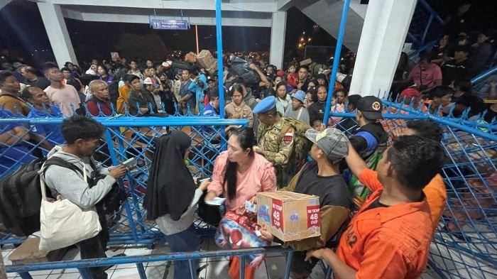 Penumpang, ribuan penumpang yang hendak naik ke KM Labobar di terminal penumpang pelabuhan Samudera Bitung diabadikan dari lantai 2 terminal penyumpang