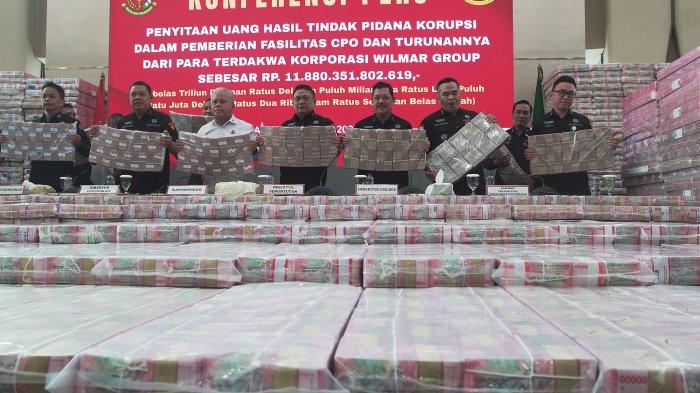 Direktur Penuntutan Kejaksaan Agung Sutikno (tengah) bersama Direktur Penyidikan Jampidsus Abdul Qohar (kedua kiri), Kepala Pusat penerangan Hukum (Kapuspenkum) Harli Siregar (ketiga kiri) dan sejumlah pejabat terkait menunjukkan barang bukti uang sitaan saat konferensi pers kasus korupsi ekspor crude palm oil (CPO) di Gedung Bundar Jampidus Kejaksaaan Agung (Kejagung), Jakarta, Selasa (17/6/2025). Kejagung menyita Rp11,8 triliun lebih yang merupakan penyerahan dari lima terdakwa korporasi dalam Wilmar Group terkait kasus korupsi ekspor CPO.