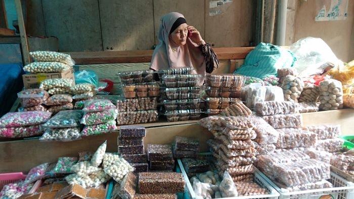 Rukiyah, seorang penjual kue kering di komplek pasar 23 Maret Kota Kotamobagu