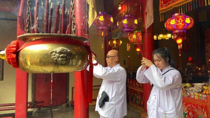 SEMBAHYANG: Umat sedang berdoa sebelum dimulainya Cap Go Meh di salah satu klenteng yang ada di Kampung Cina, Kota Manado, Sulawesi Utara, Rabu (12/2/2025). Cap Go Meh berlangsung dengan meriah menampilkan berbagai atraksi lintas budaya di Sulawesi Utara.