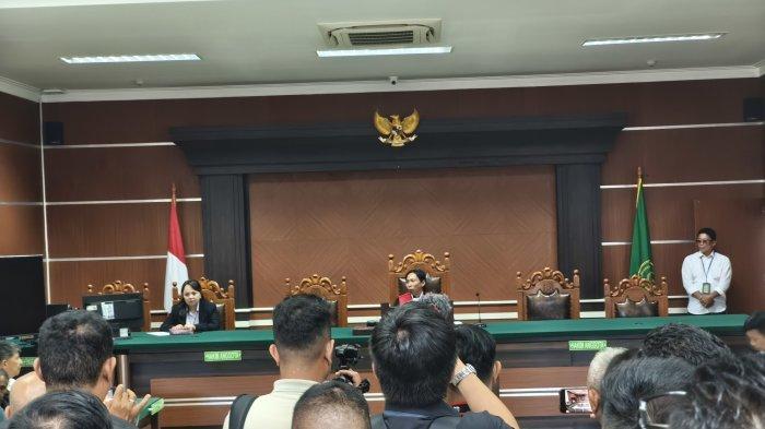 SIDANG PRAPERADILAN - Kuasa Hukum AGK, Zemmy Leihitu, usai sidang praperadilan kasus korupsi dana hibah Pemprov Sulawesi Utara ke GMIM dengan tersangka Asiano Gammy Kawatu di Pengadilan Negeri Manado, Senin (16/6/2025).