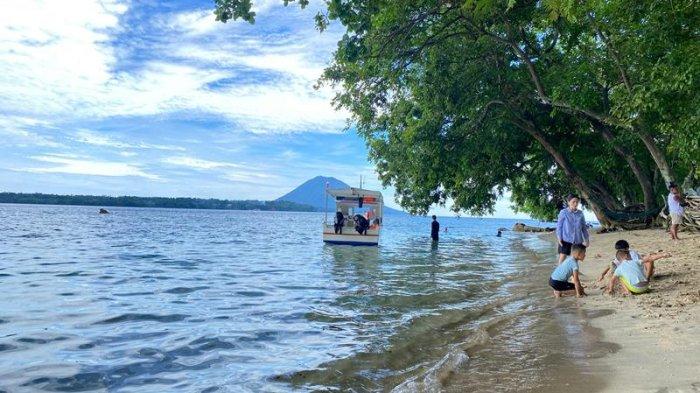SILADEN - Sejumlah pengunjung menikmati suasana tenang Pulau Siladen, Sulawesi Utara, (Rabu 2/7/2025). Terletak tidak jauh dari pusat Kota Manado, Pulau Siladen kini menjelma menjadi destinasi wisata unggulan yang menarik perhatian wisatawan lokal hingga mancanegara.