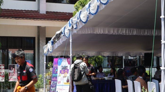 SMK Yadika Manado menggelar Job Fair dan Gelar Karya di Lobi Utama SMK Yadika Manado Sulawesi Utara,Kamis (26/10/2023).