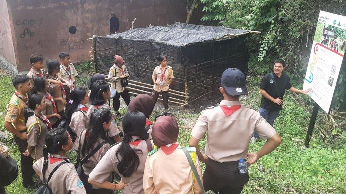 Para siswa SMKN 9 Manado menyimak penjelasan pemateri saat belajar keanekaragaman hayati di Taman Kehati Kaki Dian, Minahasa Utara, Jumat (27/9/2024).