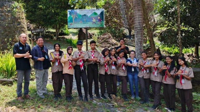 Para siswa SMK Negeri 9 Manado diabadikan saat berkunjung di Taman Kehati Kaki Dian, Minahasa Utara, Jumat (27/9/2024).