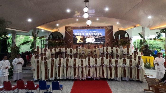 Uskup Keuskupan Manado Mgr Rolly Untu MSC bersama para imam yang juga alumni STFSP pada perayaan Ekaristi Dies Natalis Ke-70 STFSP, Kamis (15/8/2024).