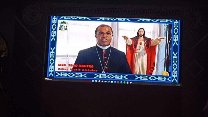 Uskup Keuskupan Amboina Mgr Inno Ngutra berbicara dalam video yang ditampilkan di layar elektronik pada acara puncak Dies Natalis Ke-70 STFSP, Kamis (15/8/2024).