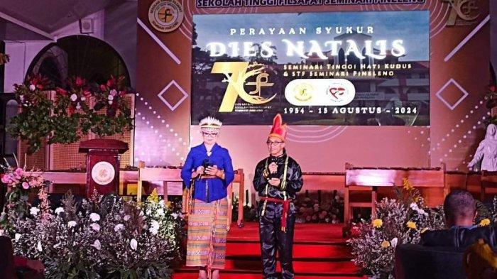 Alumnus STFSP, Pastor Rein Saneba dan Jelly Walansendow memandu rangkaian acara Dies Natalis Ke-70 STFSP, Kamis (15/8/2024).