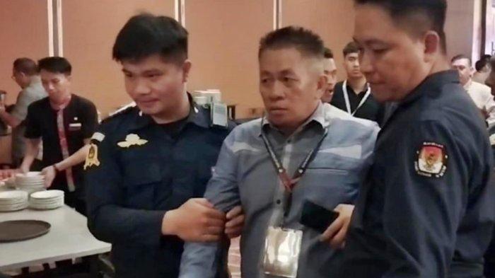 Saksi E2L-HJP, Jootje Rumondor saat dikeluarkan dari ruang rapat pleno rekapitulasi suara Pilgub 2024 KPU Sulut. Kini Jootje dikabarkan hilang.