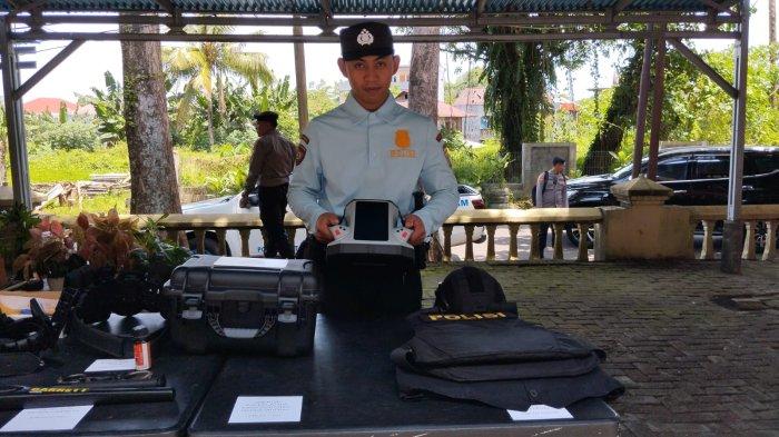 Salah satu anggota Ditpamobvit Polda Sulut saat menunjukan Android Backscatter X-Ray Portable.