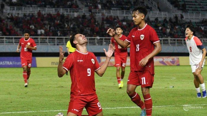 Salah satu pencetak gol Timnas U-19 Indonesia Jens Raven (9) melakukan selebrasi usai membobol gawang Timnas Filipina pada pertandingan yang berlangsung di Stadion Gelora Bung Tomo (GBT) Surabaya, Rabu (17/7/2024) malam.