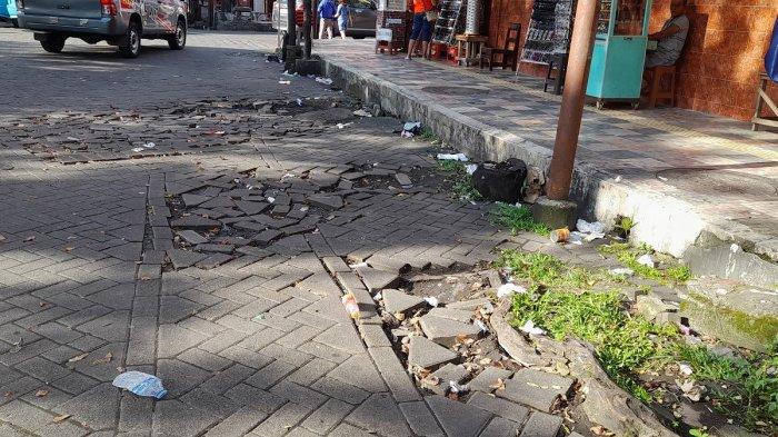 MANADO KOTOR - Sampah ditemui di seputaran TKB Manado Sulut, Minggu (20/4/2025)