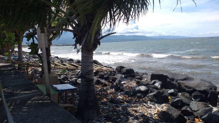 Sampah di pesisir Manado, Sulawesi Utara, Sabtu (9/12/2023).