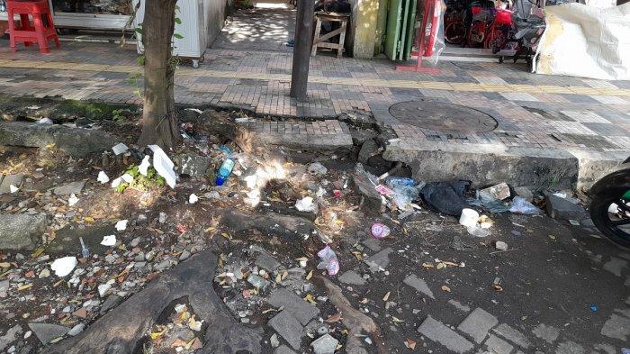 MANADO KOTOR - Sampah ditemui di seputaran TKB Manado Sulut, Minggu (20/4/2025)